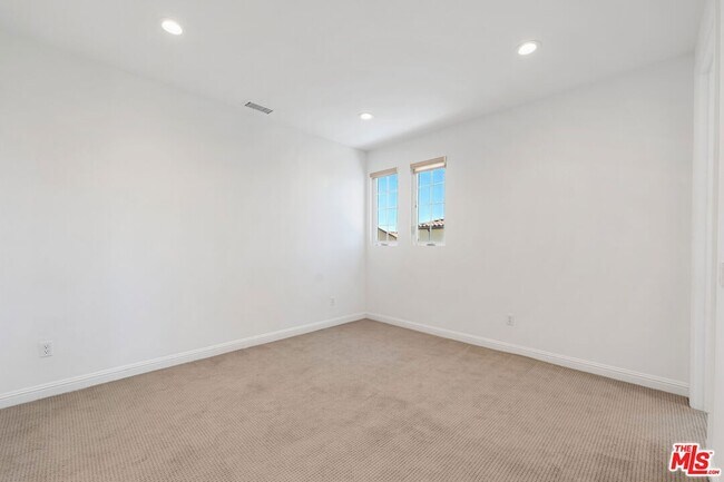 Building Photo - 20705 Butternut Cir