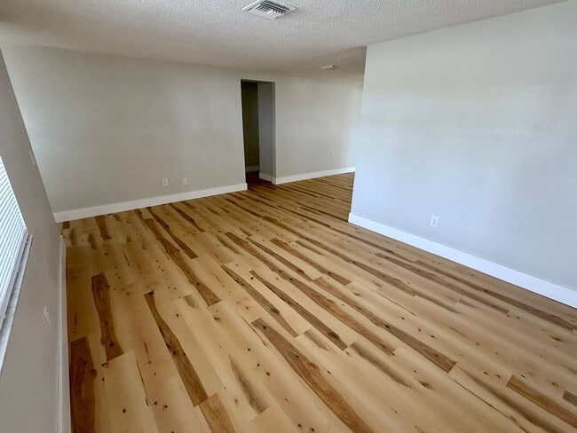 Building Photo - NEW PRICE!- Beautifully Updated 2/2 Home