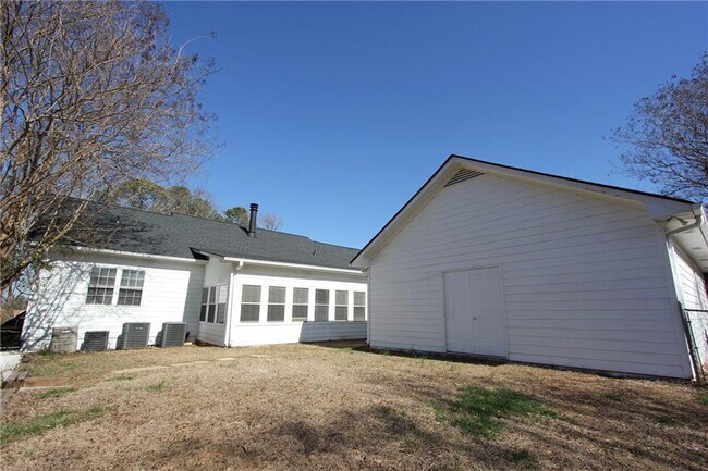 Building Photo - 818 Springlake Rd