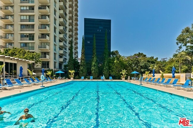 Building Photo - 2170 Century Pk E