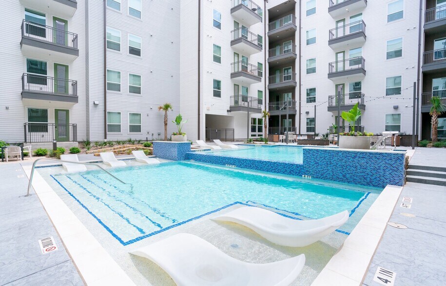 Building Photo - 5088 Ross Ave