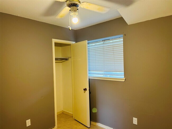 Building Photo - 7619 Vernwood St