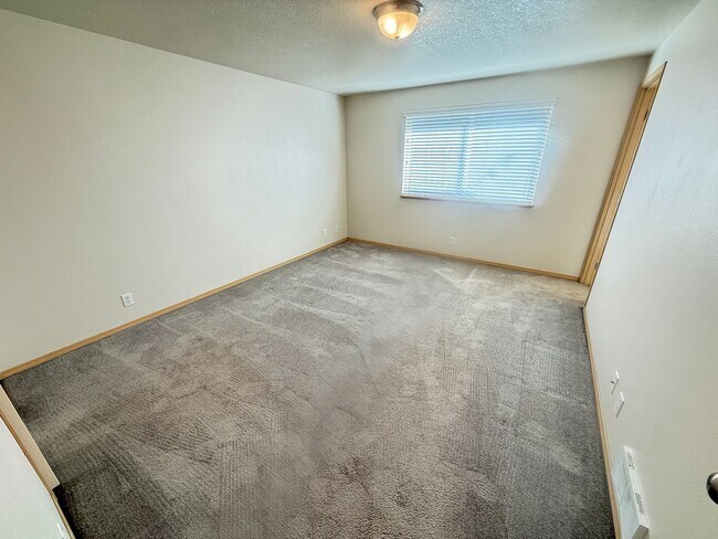 Building Photo - Updated 3 bedroom 2 bath house in Eugene!