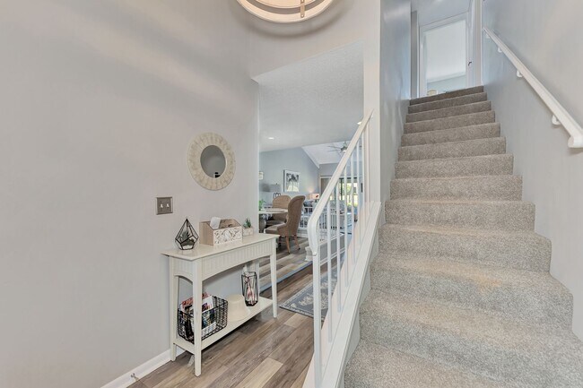 Building Photo - Welcome to your Heatherwood Heaven