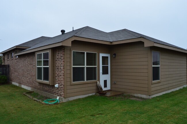 Building Photo - Beautiful Home in Twin Mills close to Bail...