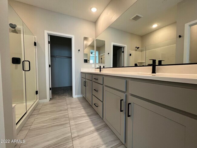 Building Photo - 746 E Doral Ave