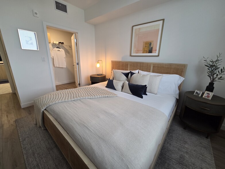 Building Photo - 7554 W 4th Ct