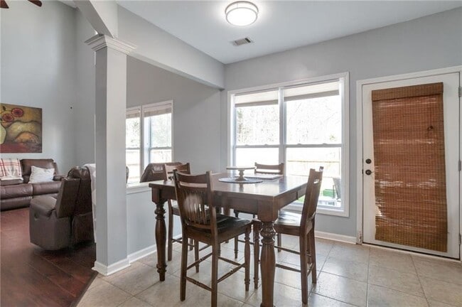 Building Photo - 1565 Hedington Cir SE