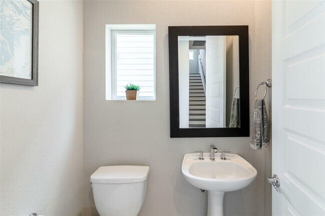 Building Photo - 6025 Seville Dr