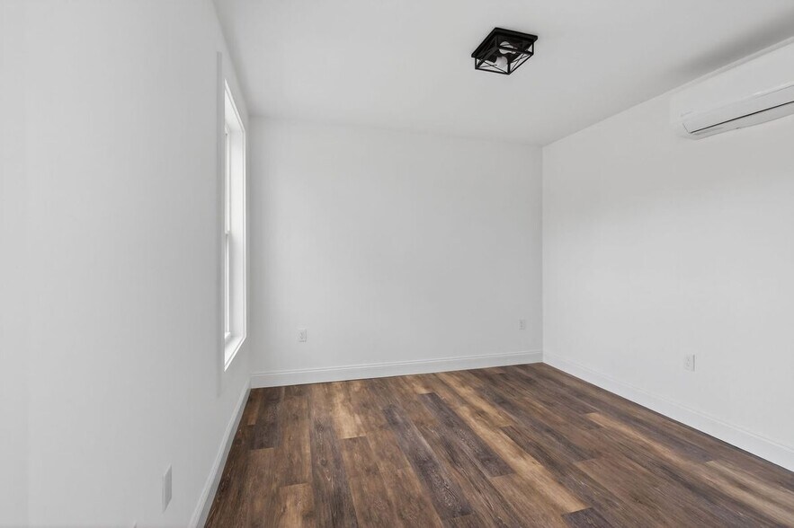 Building Photo - 371 Cabot St