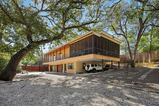 Building Photo - 8635 San Leandro Dr