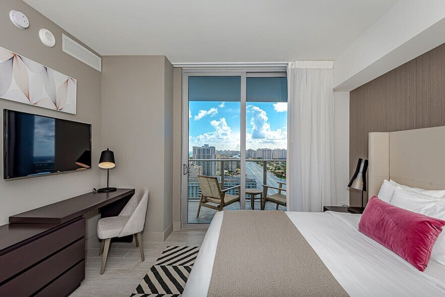 Building Photo - 4010 S Ocean Dr