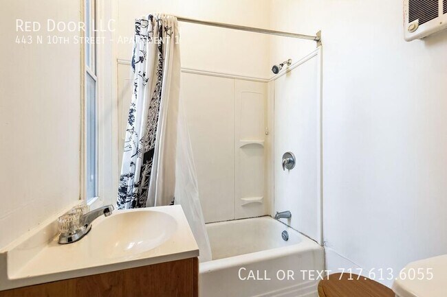 Building Photo - 443 N 10th St