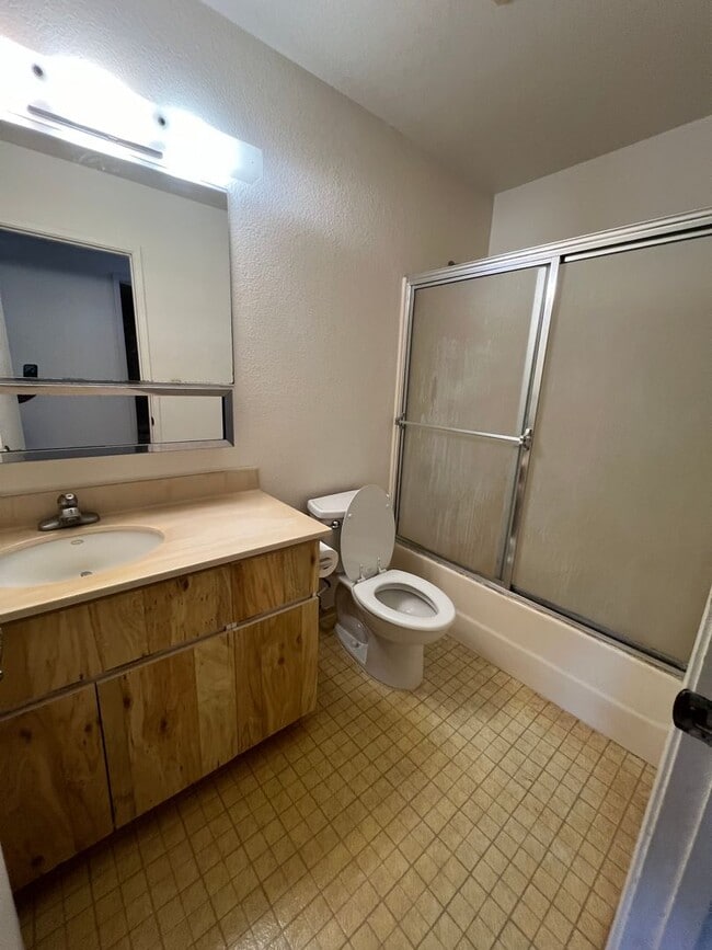 Building Photo - Single Level 3 bedroom / 2 bath house with a 2 car garage in Waipio **First Showing on Wednesday,...