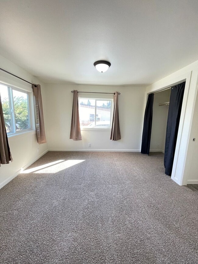 Building Photo - 3 Bedroom 2 Bathroom for Rent.