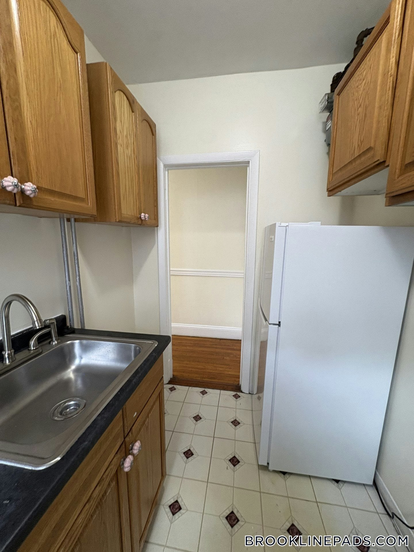 Building Photo - 352 Riverway