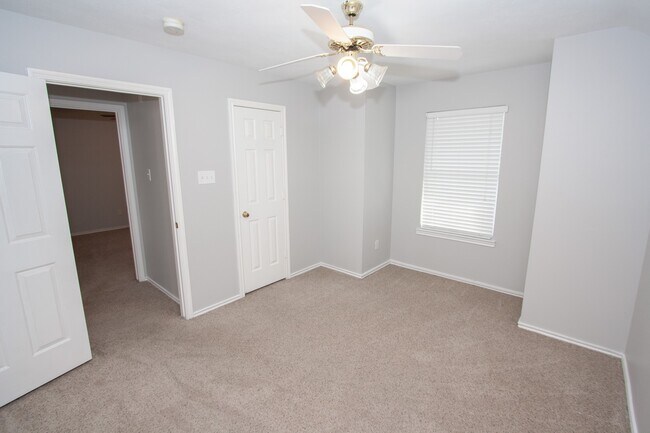 Building Photo - 1123 Andover Dr