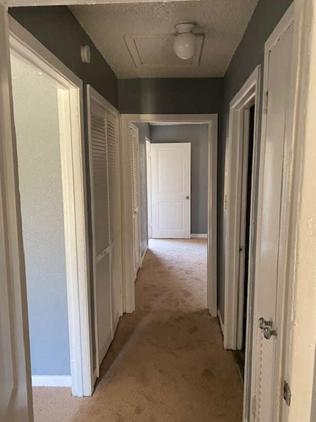 Building Photo - 2 BED 1 BATH HOUSE FOR LEASE