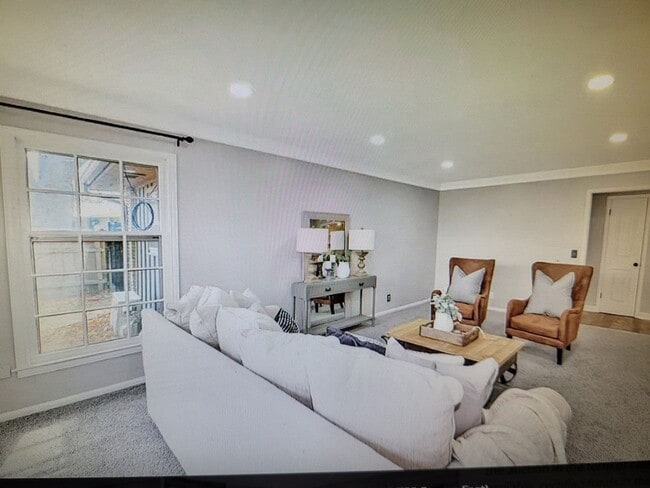 Building Photo - 3 Bed  2 1/2 Bath