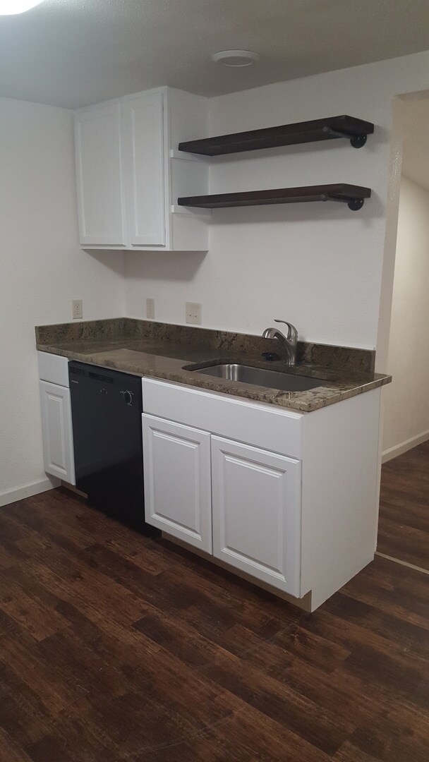 Building Photo - 908 E Main St