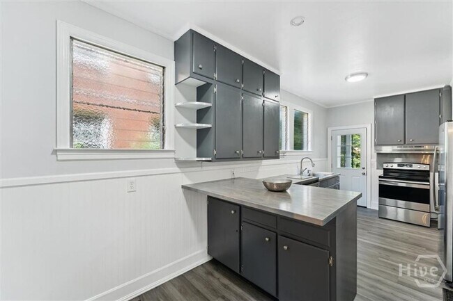 Building Photo - 206 E 46th St