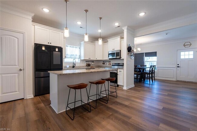 Building Photo - 1536 Beekman St