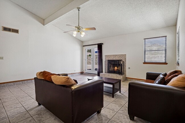 Building Photo - 724 Martha Gale Dr