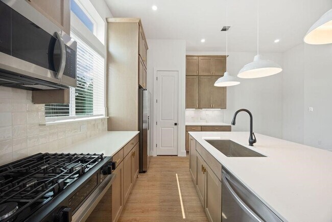 Building Photo - 2121 Hoskins Dr