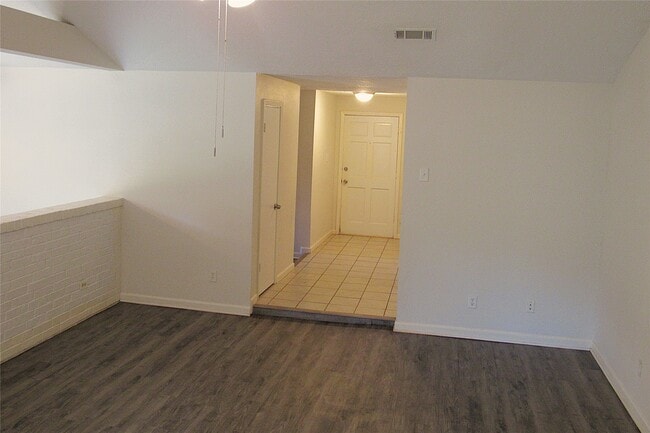 Building Photo - 18831 Droitwich Dr