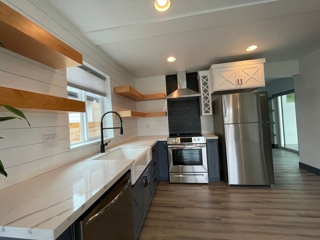 Building Photo - Charming 1Bed 1Bath Modern 2 Story Cottage with Fabulous Updates! Washer & Dryer Hook-ups!