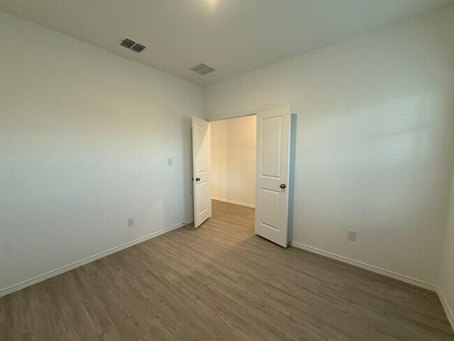 Building Photo - 561 Sormonne Lp