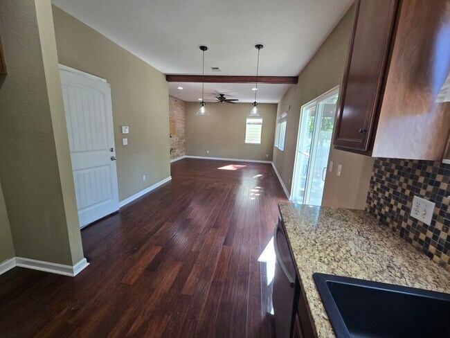 Building Photo - Amazing 3 bedrooms plus a loft, and 2.5 ba...