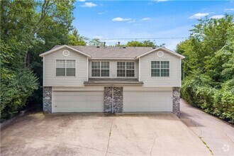 Building Photo - 3 bedroom 2 full bath duplex near campus
