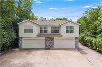 Building Photo - 3 bedroom 2 full bath duplex near campus