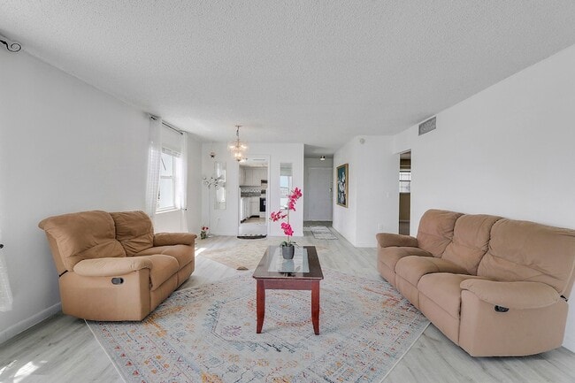 Building Photo - 410 Wilma Cir