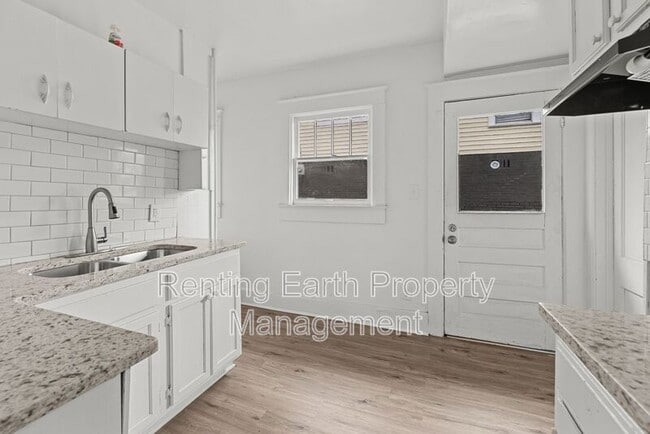 Building Photo - 1900 15th Ct N