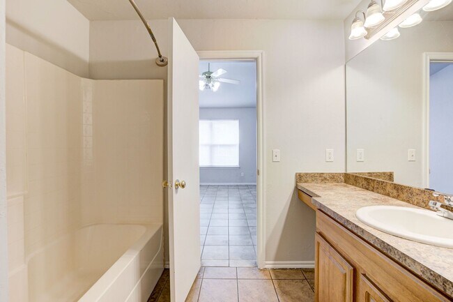 Building Photo - Cute 3BD/2BTH Duplex in Central East Norman!