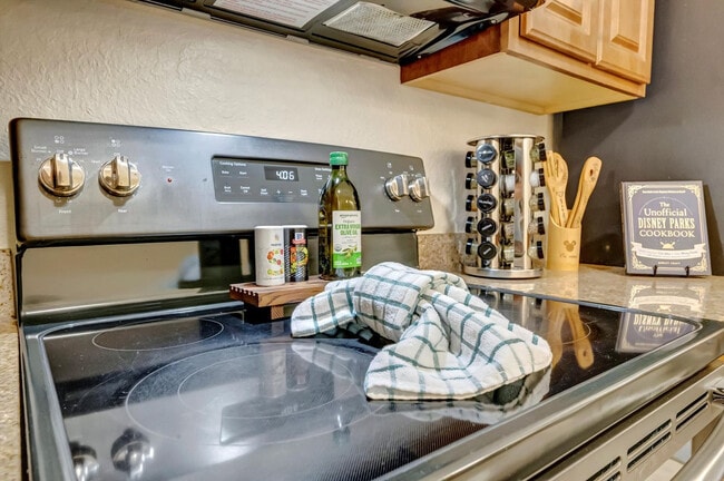 Building Photo - 12562 International Dr