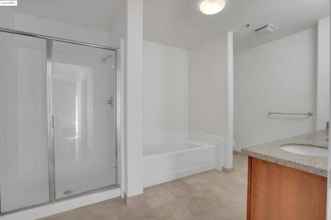 Building Photo - 423 7th St
