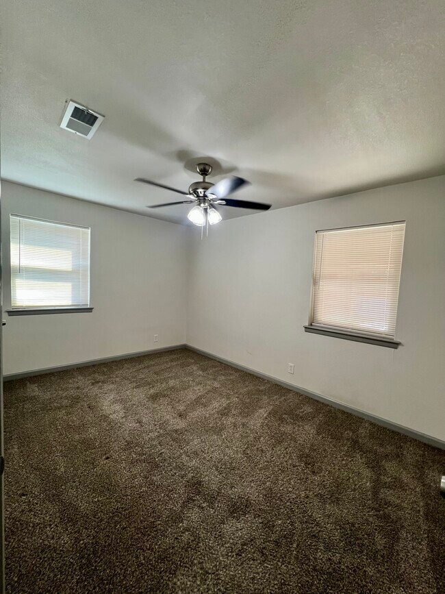 Building Photo - 6012 Highcrest Dr