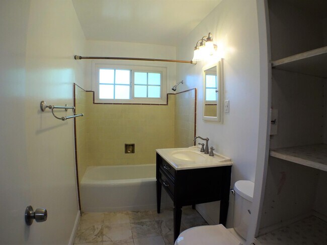 Building Photo - 708 Douglas Ln