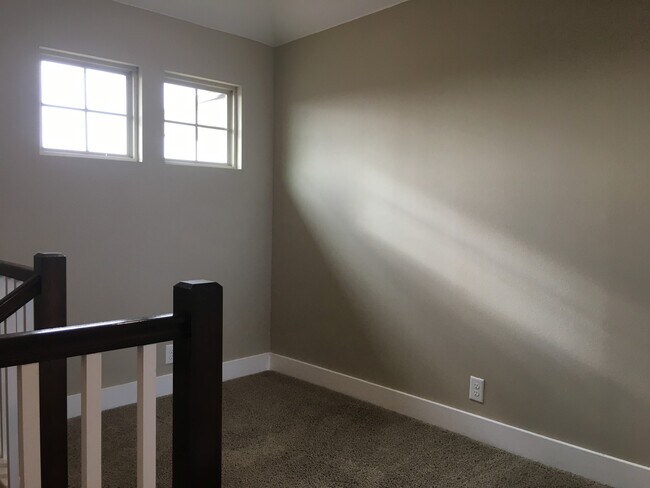 Building Photo - BEAUTIFUL TOWNHOUSE IN CRESTVIEW