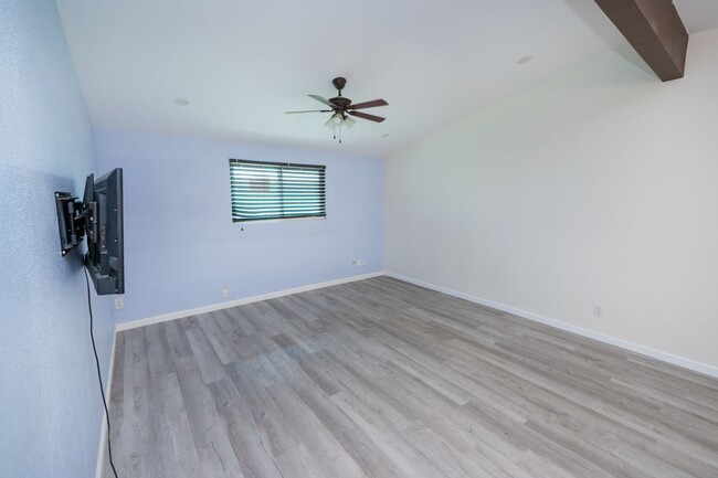 Building Photo - 4 bedroom 2 bath home w/ additional one be...