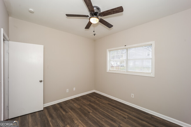 Building Photo - 2175 Lake Royale Dr