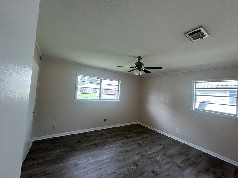 Building Photo - 102 E Mendell Ave