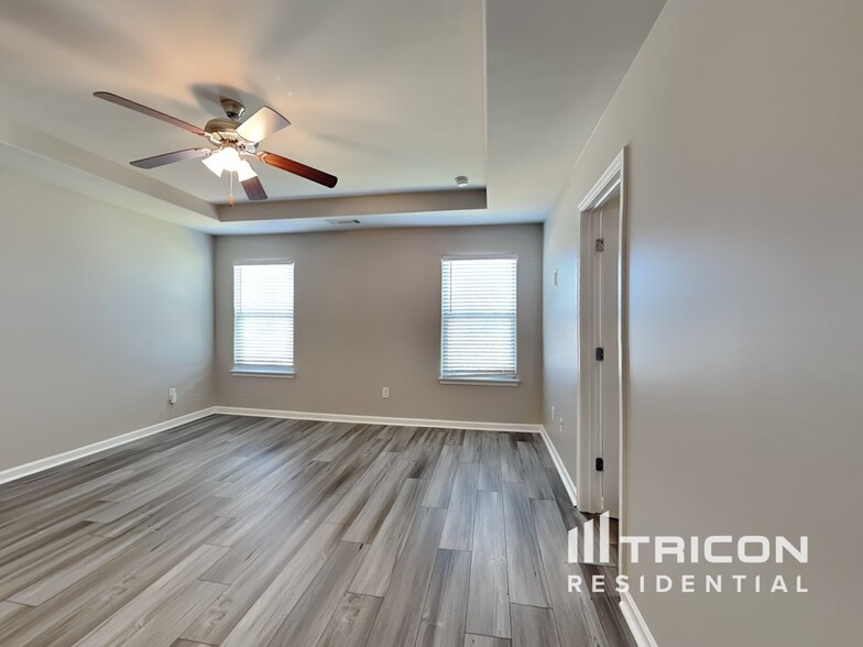 Building Photo - 204 Leland Ln