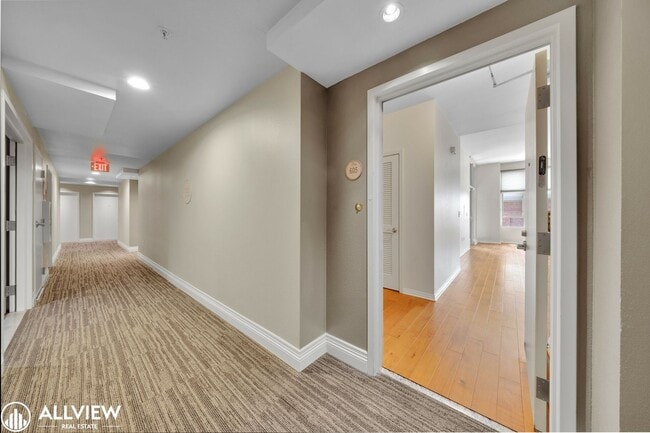 Building Photo - Location, Luxury, and Lifestyle – Top Floo...