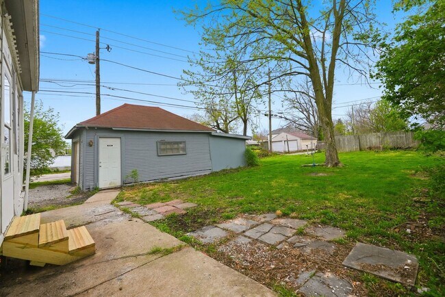 Building Photo - Charming 3BR with Garage & Updates