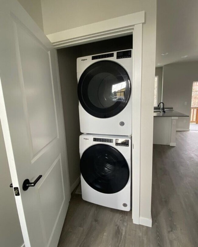 Building Photo - Modern 3-Bedroom Home Backing to Greenbelt in Meridian!