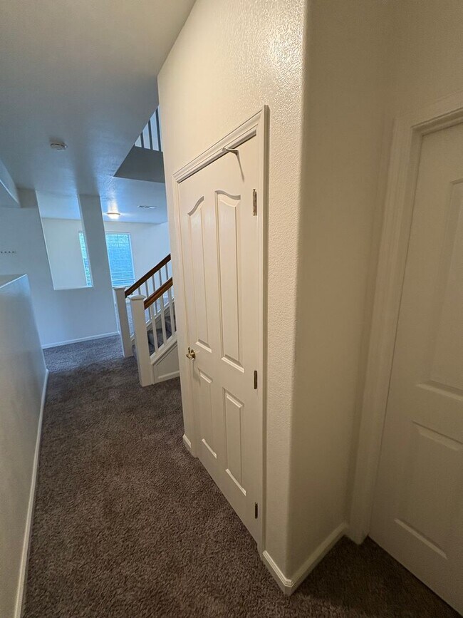 Building Photo - Spectacular home available now in a great neighborhood!